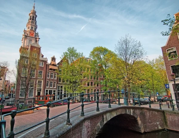 Amsterdam gatan med bridge — Stockfoto