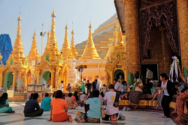 Gente birmana en la pagoda Shwedagon — Foto de Stock
