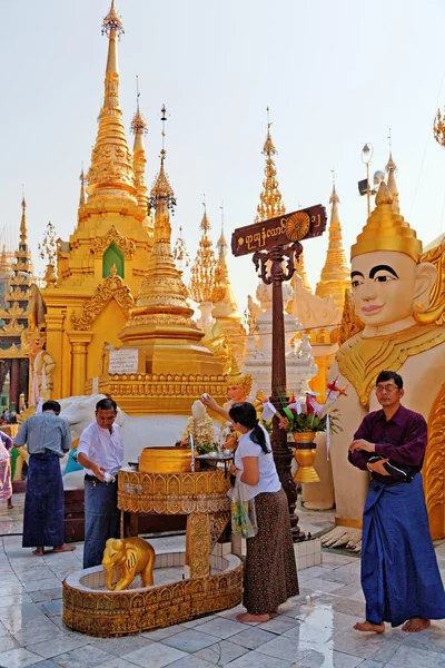 Gente birmana en la pagoda Shwedagon — Foto de Stock