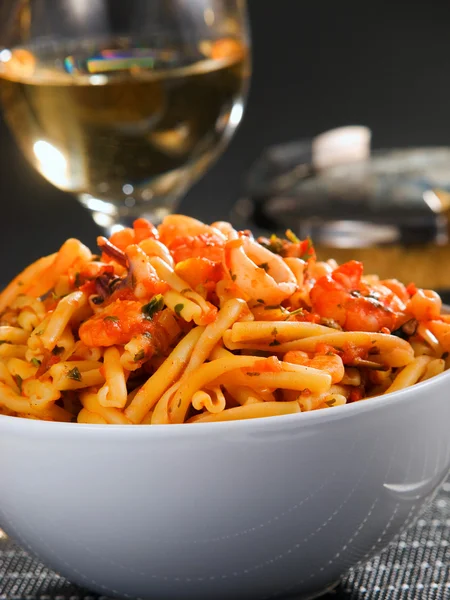 Pasta met zeevruchten en tomatensaus — Stockfoto