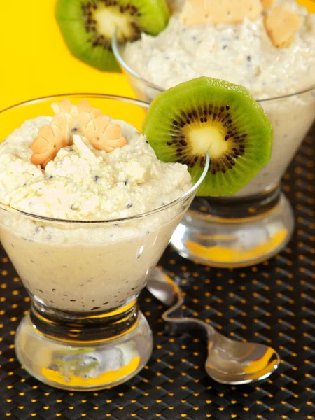 Cheese cream with kiwi fruit — Stock Photo, Image