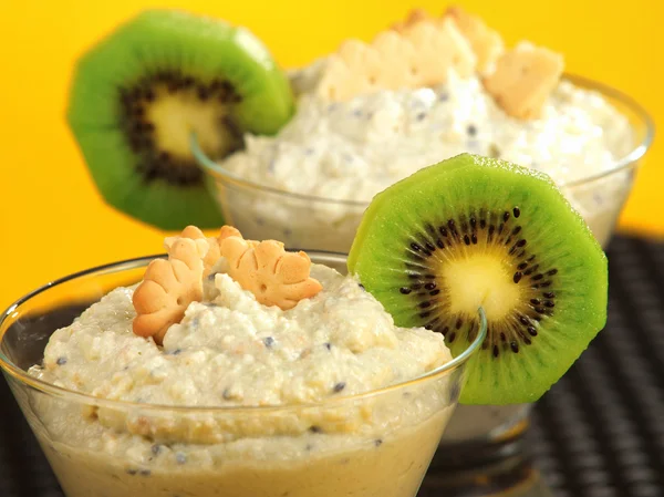 Cheese cream with kiwi fruit — Stock Photo, Image