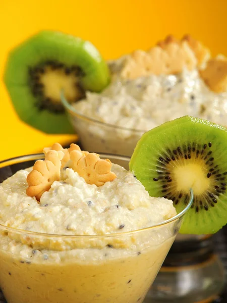 Cheese cream with kiwi fruit — Stock Photo, Image