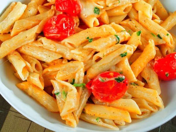 Penne com tomate cereja — Fotografia de Stock