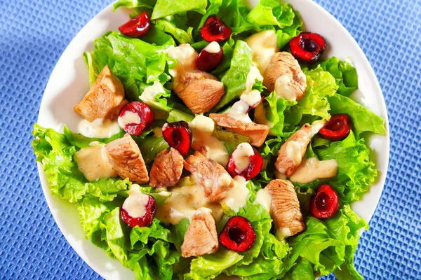 Куриный салат с вишней — стоковое фото