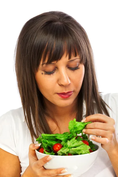 Mujer joven comiendo ensalada fresca — Foto de Stock