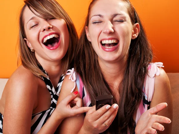 Young women looking at a cellphone — Stock Photo, Image