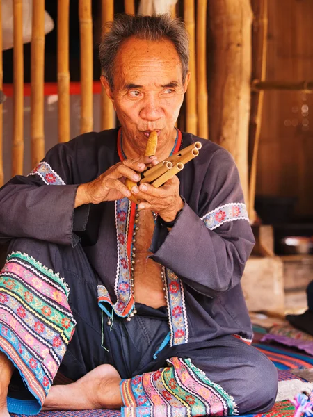 Hombre tailandés senior interpretando música —  Fotos de Stock