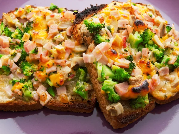 Pane tostato con broccoli e formaggio — Foto Stock