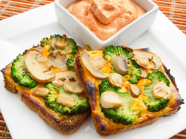 Toasts mit Brokkoli und Champignons — Stockfoto