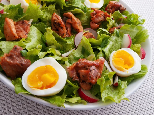 Salade de poulet aux œufs durs — Photo