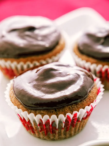 Cupcakes a csokoládé cukormáz — Stock Fotó