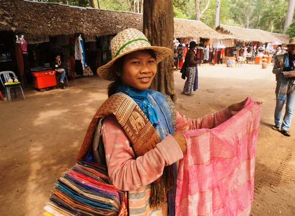 Cambodian scarf seller, Angkor wat — Stock Photo, Image