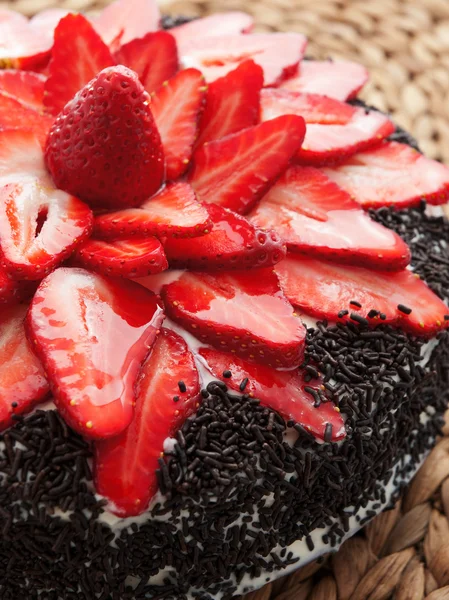 Chocolate cake with strawberries — Stock Photo, Image