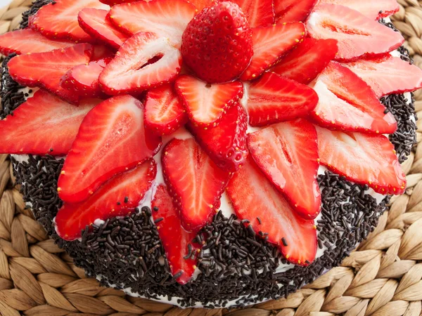 Schokoladenkuchen mit Erdbeeren — Stockfoto