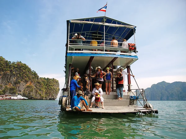 Navio turístico pequeno com pessoas — Fotografia de Stock