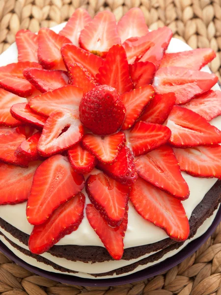 Pastel de chocolate con fresas —  Fotos de Stock