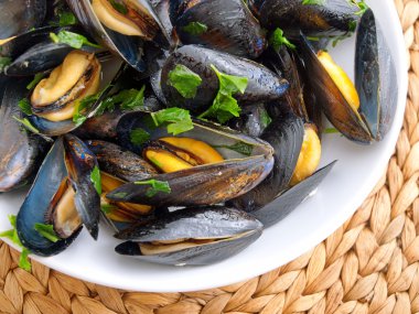 Tereyağı ve otlar ile midye