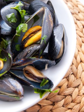 Tereyağı ve otlar ile midye