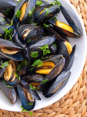 Tereyağı ve otlar ile midye