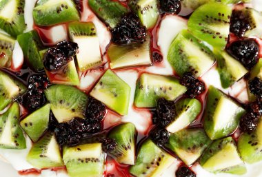 Pavlova kivi ve çilek ile