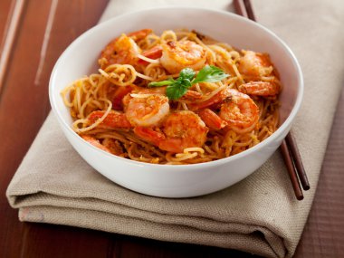 karides ile Tayland pirinç noodle
