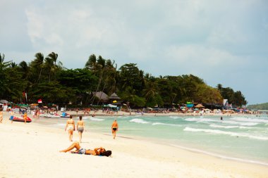 Bir Chaweng Beach üzerinde yalan insanlar