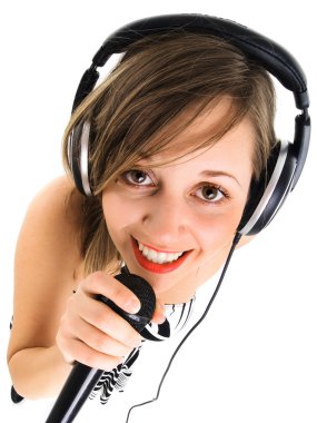 mikrofonla şarkı söyleyen kız