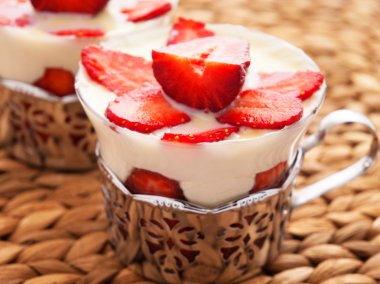 Çilekli panna cotta