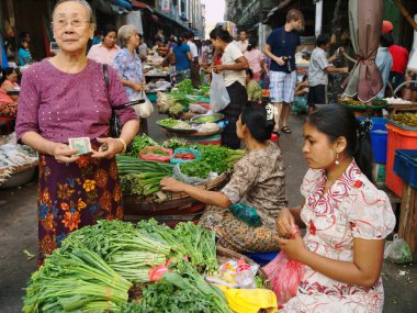 Birman kadınlar taze sebze satın alma