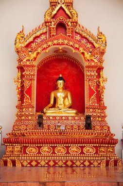 Wat Chedi Luang 'daki Buda heykeli.