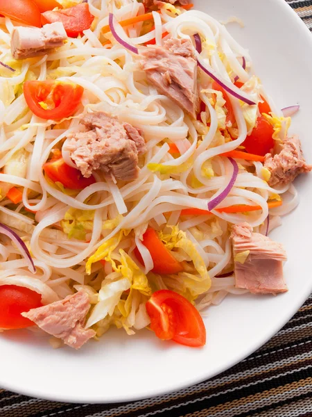 Salada de macarrão de arroz com atum — Fotografia de Stock