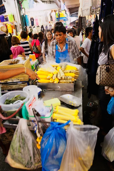 Rua movimentada do mercado em Bangkok — Fotografia de Stock