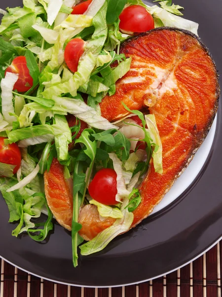 Gegrillter Lachs mit Salat — Stockfoto