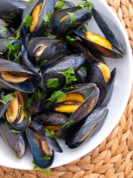 Tereyağı ve otlar ile midye