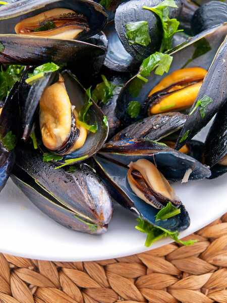 Мидии с маслом и травами
