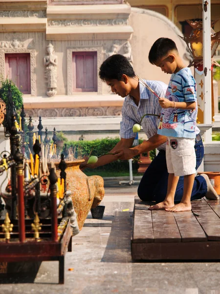 Worshiping Buddha, Thailand — Stock Photo, Image