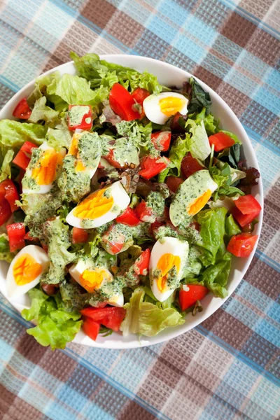 Salată de vară cu roșii — Fotografie, imagine de stoc