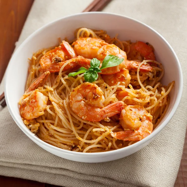 Fideos de arroz tailandeses con camarones — Foto de Stock