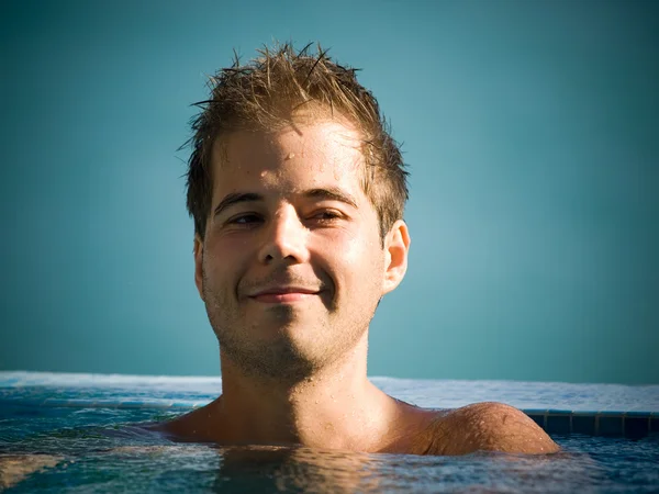 Uomo in piscina — Foto Stock