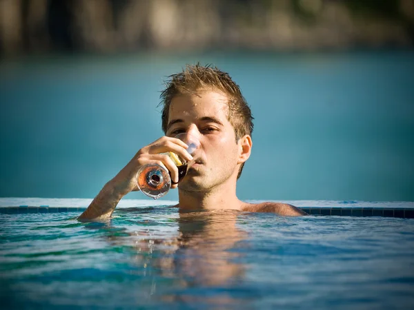 Uomo in piscina — Foto Stock