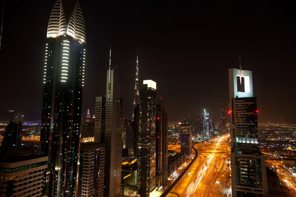 Dubai skyline à noite — Fotografia de Stock