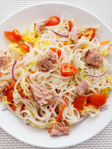 Rijst noodle salade met tonijn — Stockfoto