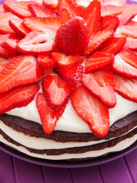 Chocolate cake with strawberries — Stock Photo, Image