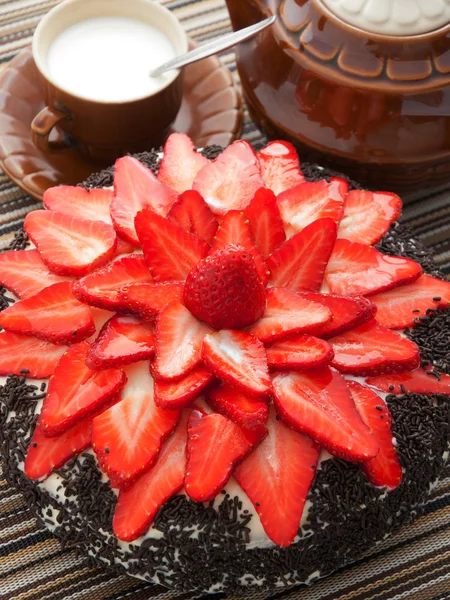 Pastel de chocolate con fresas —  Fotos de Stock