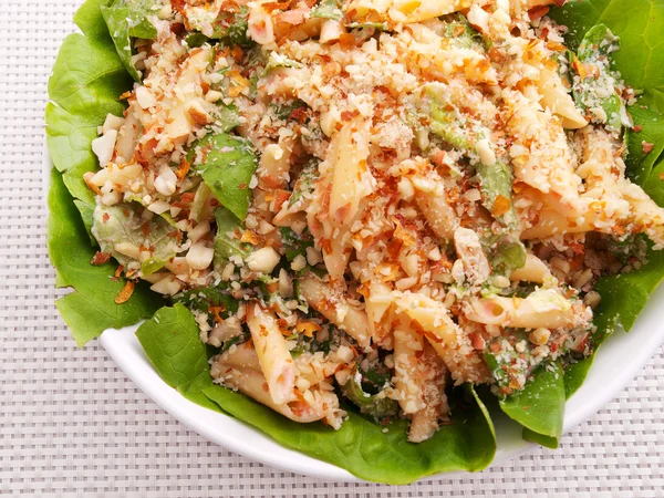 Penne salad with pecans — Stock Photo, Image