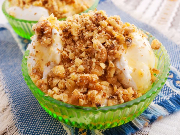 Homemade ice cream with nuts — Stock Photo, Image