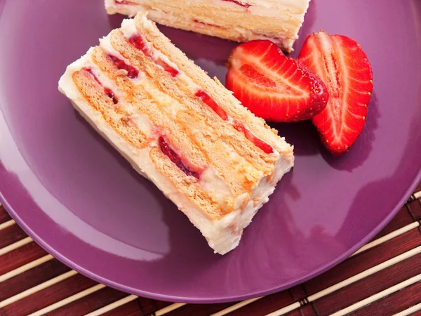 Tarta de vainilla con fresa —  Fotos de Stock