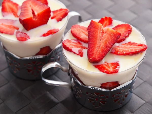 Çilekli panna cotta — Stok fotoğraf