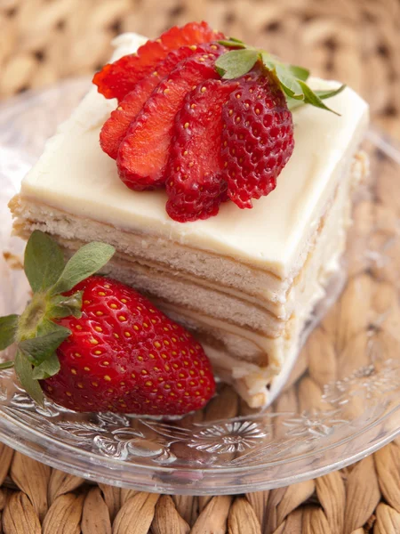 Vanillekuchen mit Erdbeere — Stockfoto